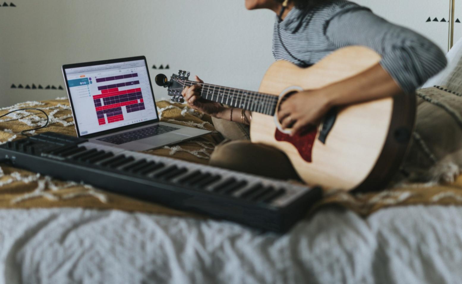 Musicien concentré pendant une session de pratique intensive avec partition