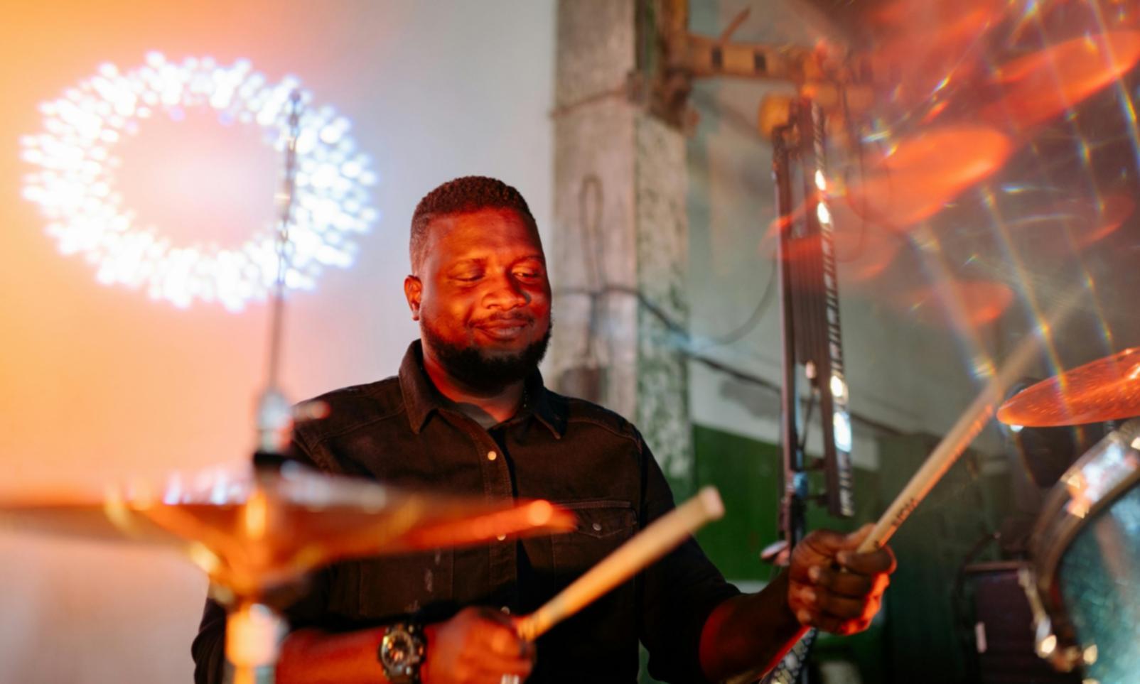 Environnement de pratique musicale organisé avec instruments et matériel pédagogique